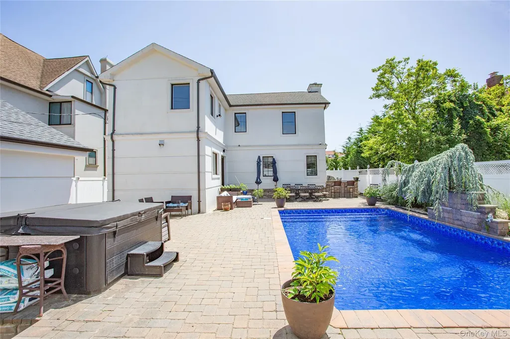 165 W Walnut Street Long Beach NY 11561