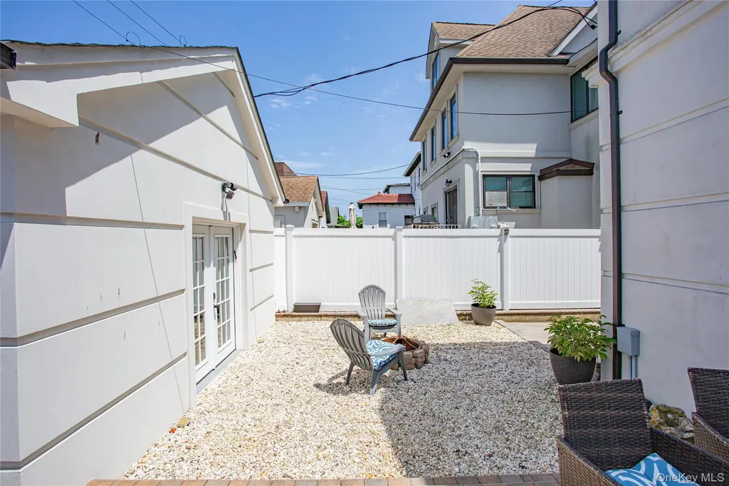 165 W Walnut Street Long Beach NY 11561