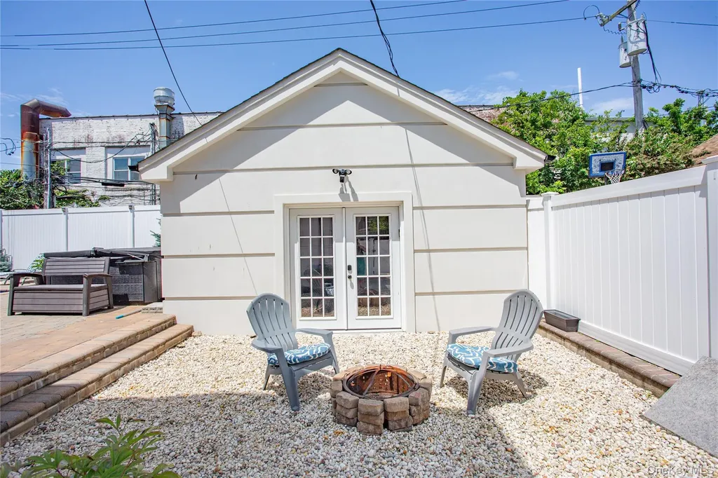 165 W Walnut Street Long Beach NY 11561