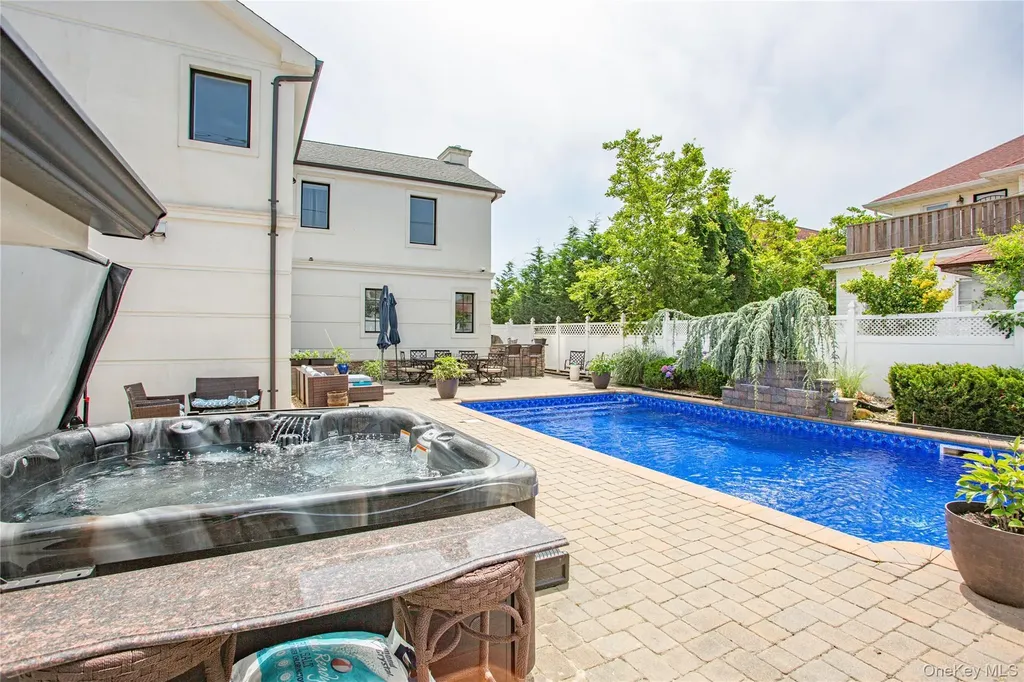 165 W Walnut Street Long Beach NY 11561