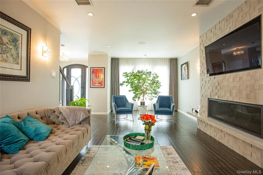 165 W Walnut Street Long Beach NY 11561