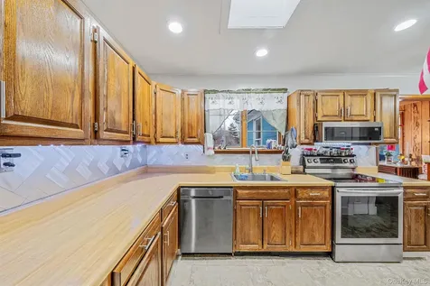 9 Barnes Road Manorville NY 11949