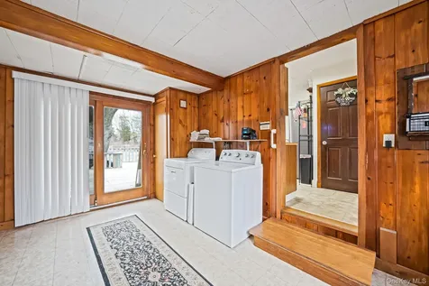 9 Barnes Road Manorville NY 11949