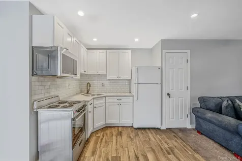 9 Barnes Road Manorville NY 11949