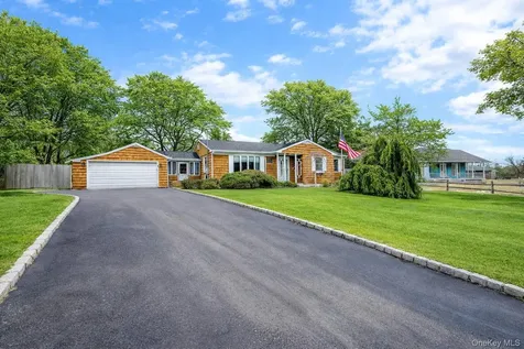 9 Barnes Road Manorville NY 11949