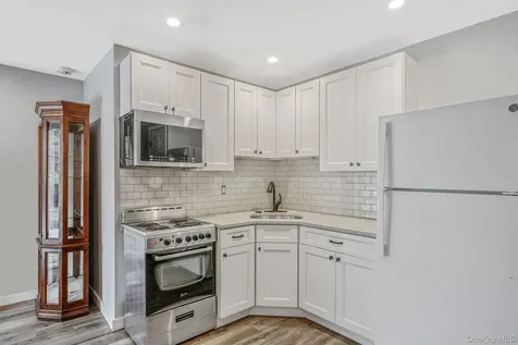 9 Barnes Road Manorville NY 11949