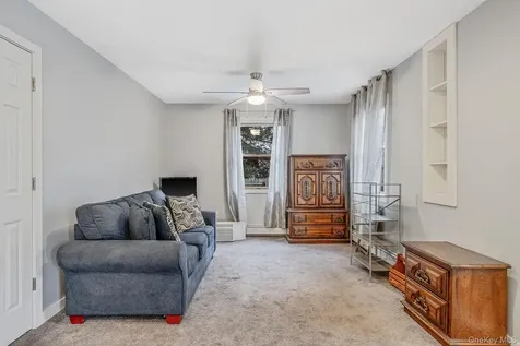 9 Barnes Road Manorville NY 11949