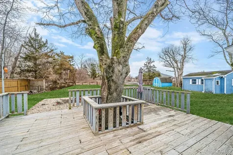 9 Barnes Road Manorville NY 11949