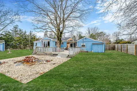 9 Barnes Road Manorville NY 11949
