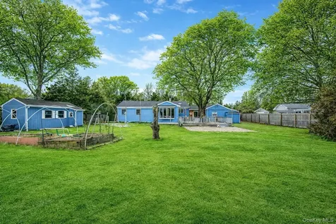 9 Barnes Road Manorville NY 11949