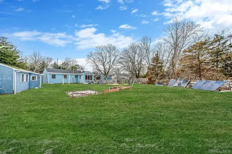 9 Barnes Road Manorville NY 11949