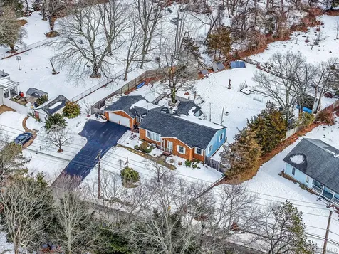 9 Barnes Road Manorville NY 11949