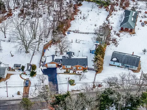 9 Barnes Road Manorville NY 11949