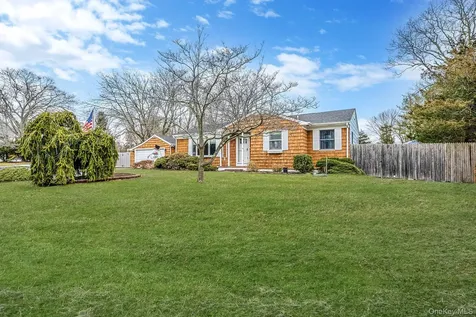 9 Barnes Road Manorville NY 11949