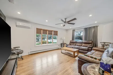 9 Barnes Road Manorville NY 11949