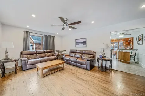 9 Barnes Road Manorville NY 11949