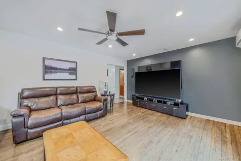 9 Barnes Road Manorville NY 11949