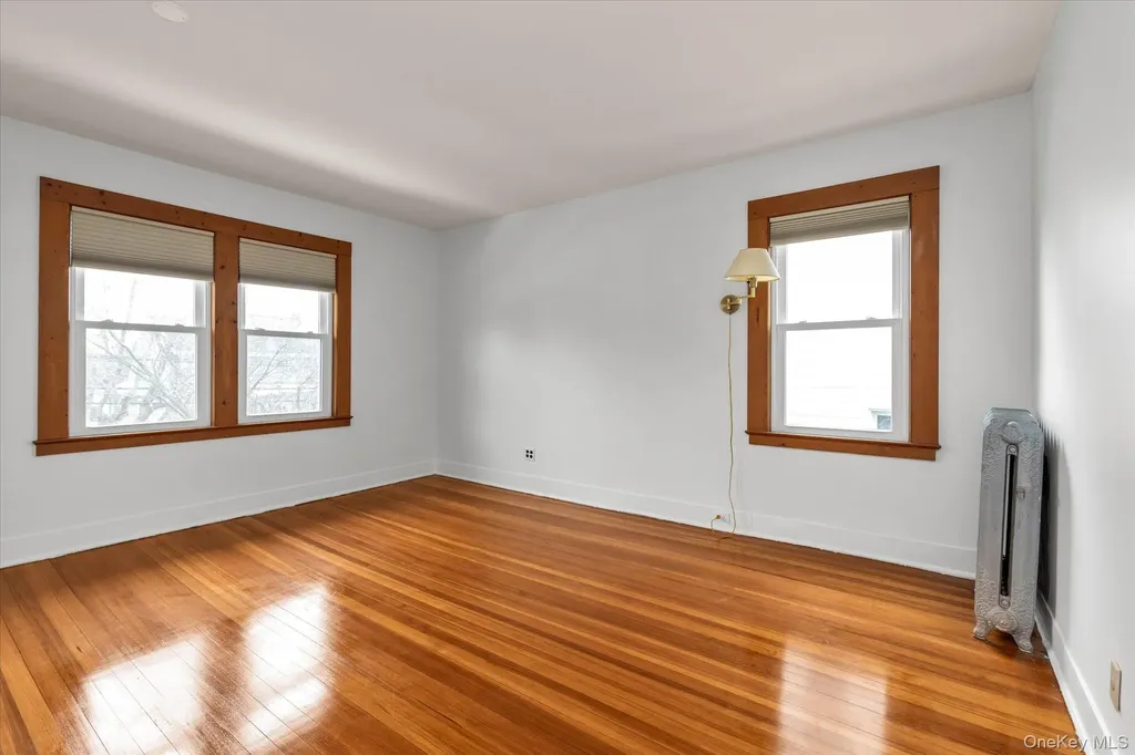 23 Thompson Place Lynbrook NY 11563