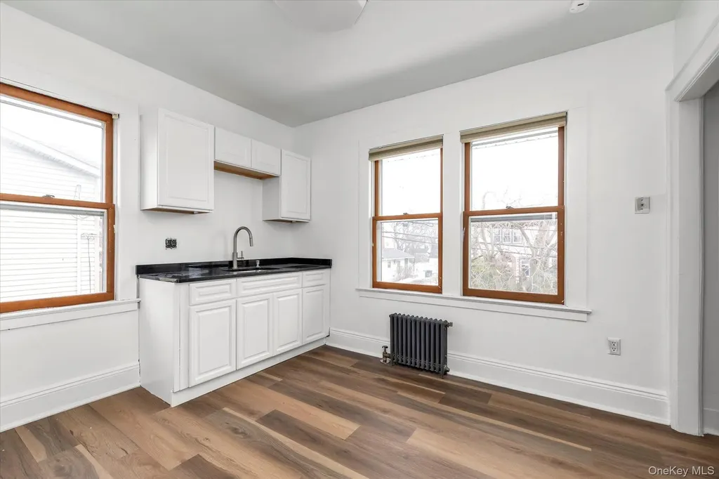23 Thompson Place Lynbrook NY 11563