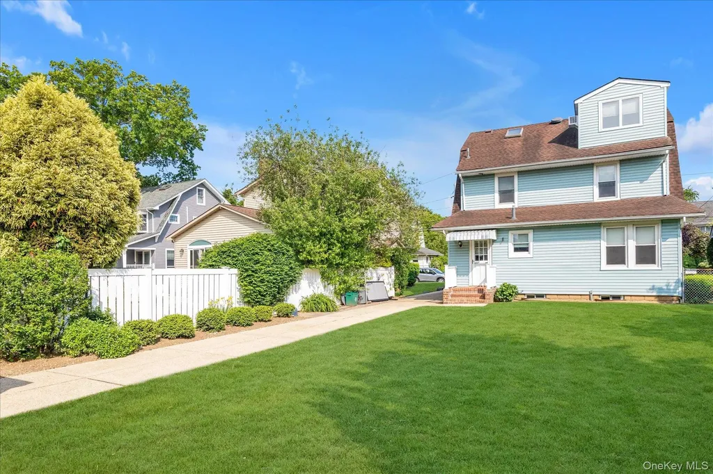 23 Thompson Place Lynbrook NY 11563