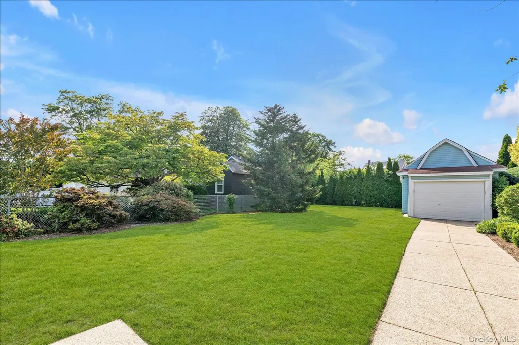 23 Thompson Place Lynbrook NY 11563