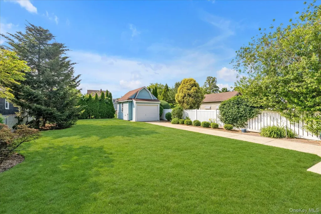 23 Thompson Place Lynbrook NY 11563