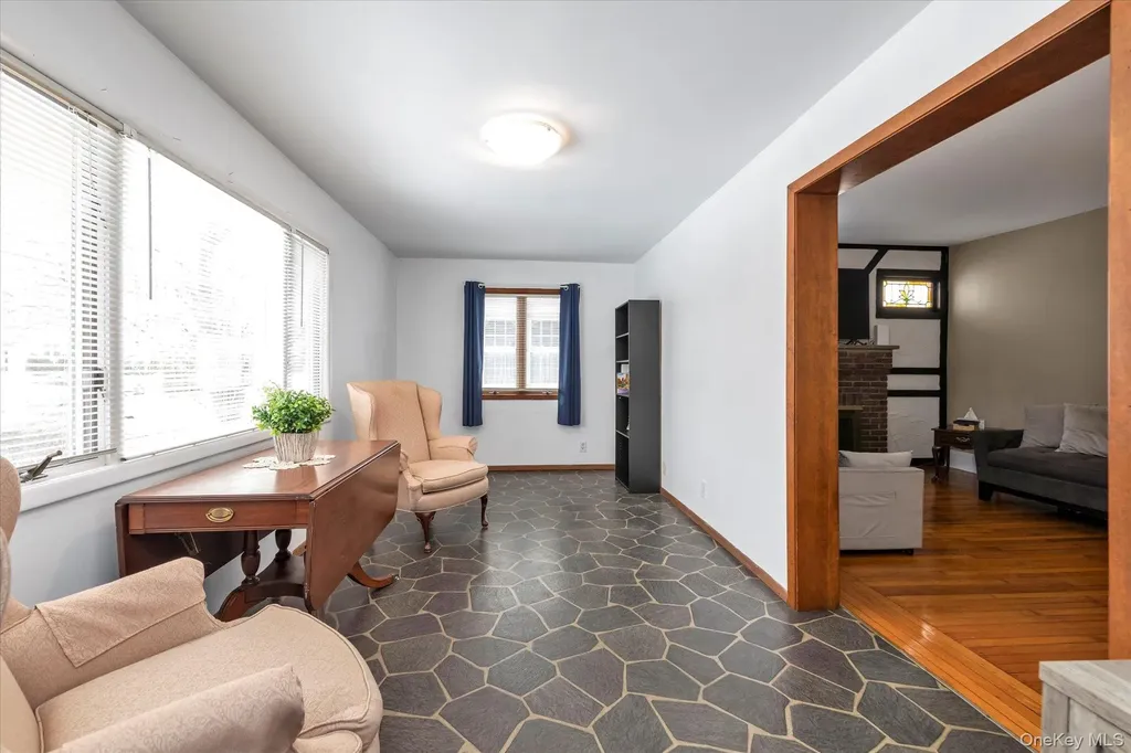23 Thompson Place Lynbrook NY 11563