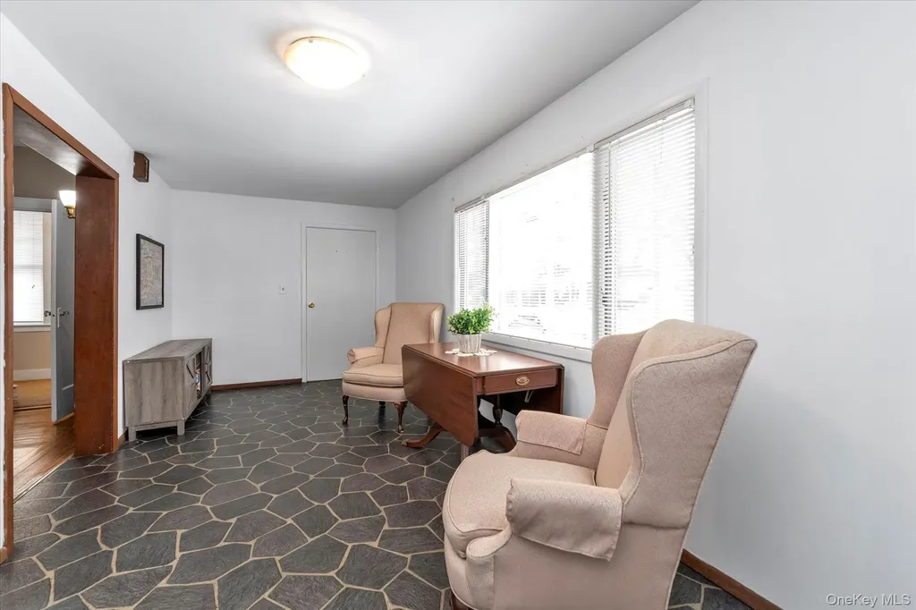 23 Thompson Place Lynbrook NY 11563
