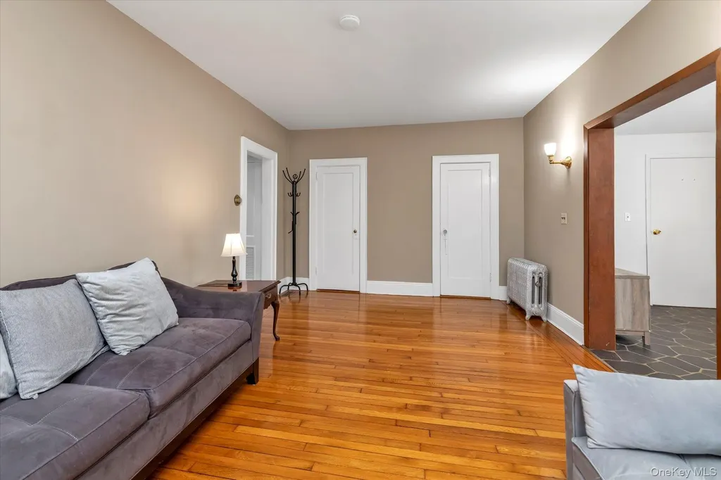 23 Thompson Place Lynbrook NY 11563