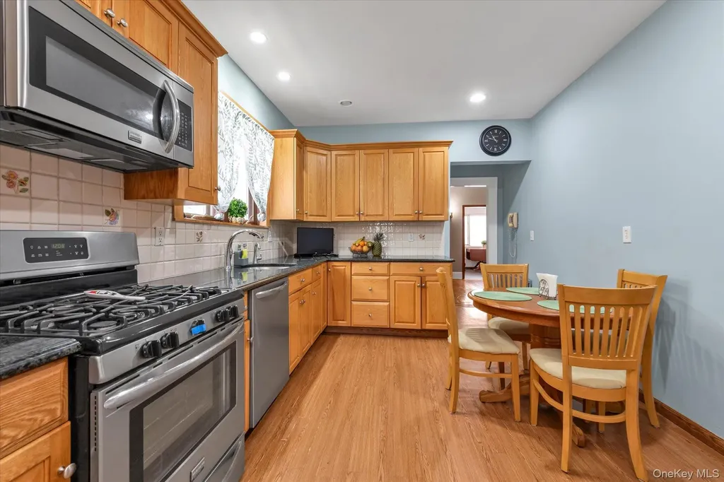 23 Thompson Place Lynbrook NY 11563