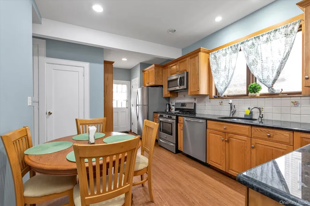 23 Thompson Place Lynbrook NY 11563
