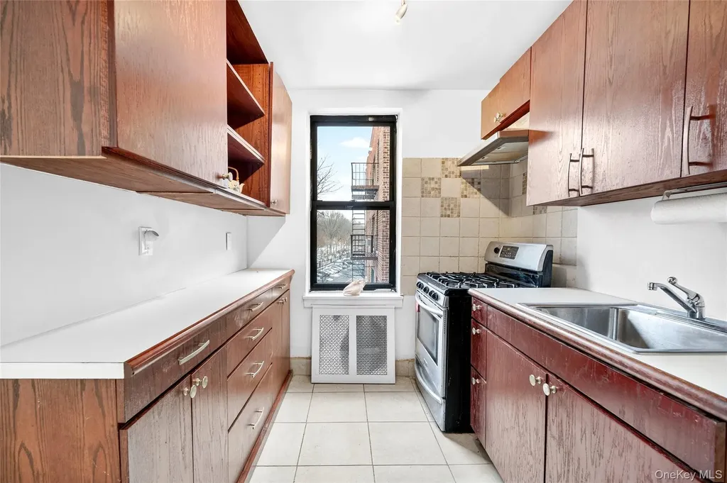 2244 Bronx Park E Bronx NY 10467