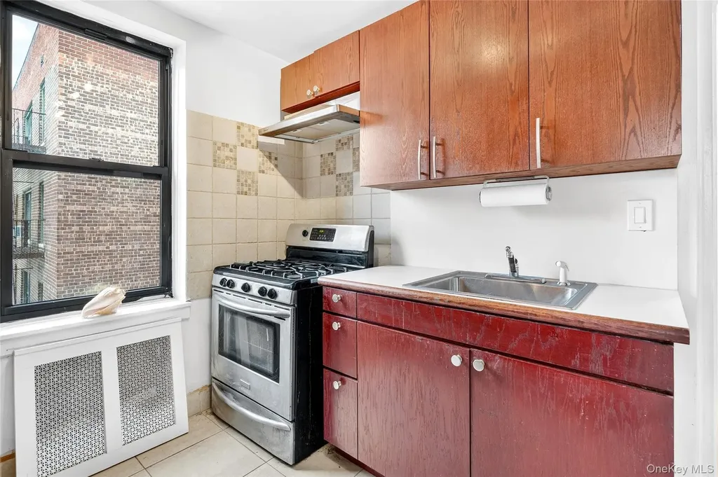 2244 Bronx Park E Bronx NY 10467