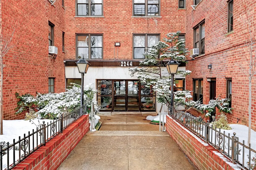 2244 Bronx Park E Bronx NY 10467