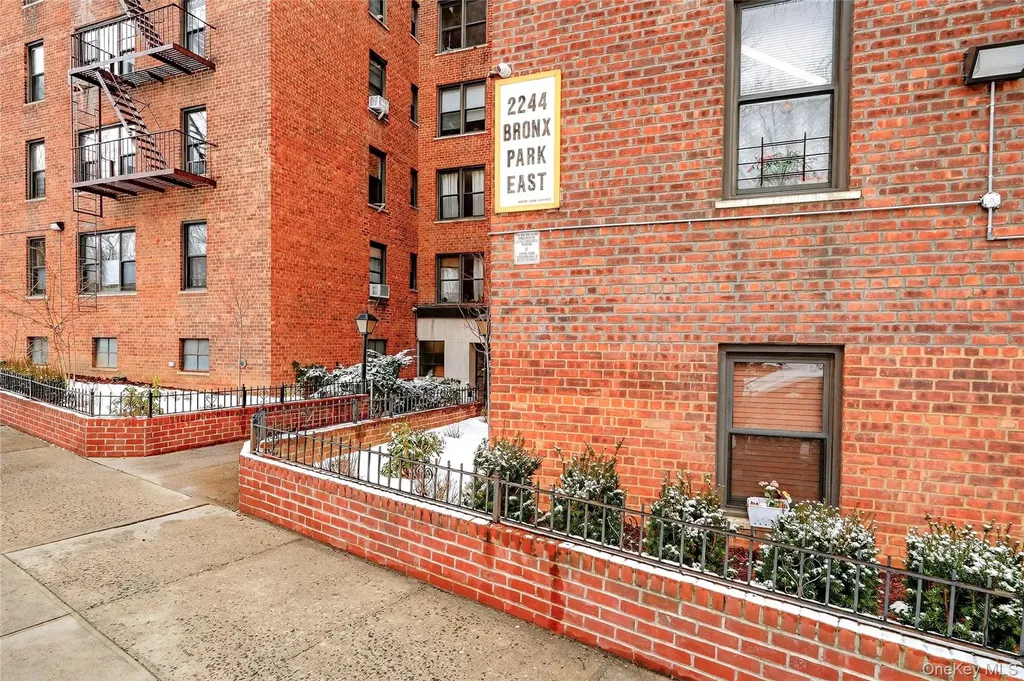 2244 Bronx Park E Bronx NY 10467