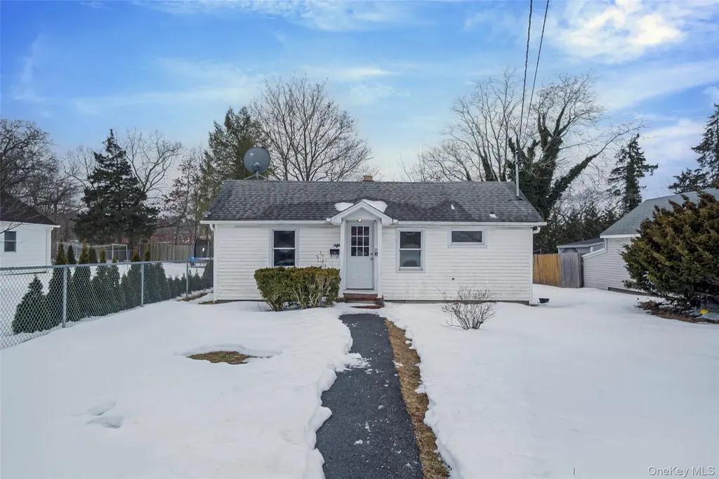 1049 Woodcrest Avenue Riverhead NY 11901