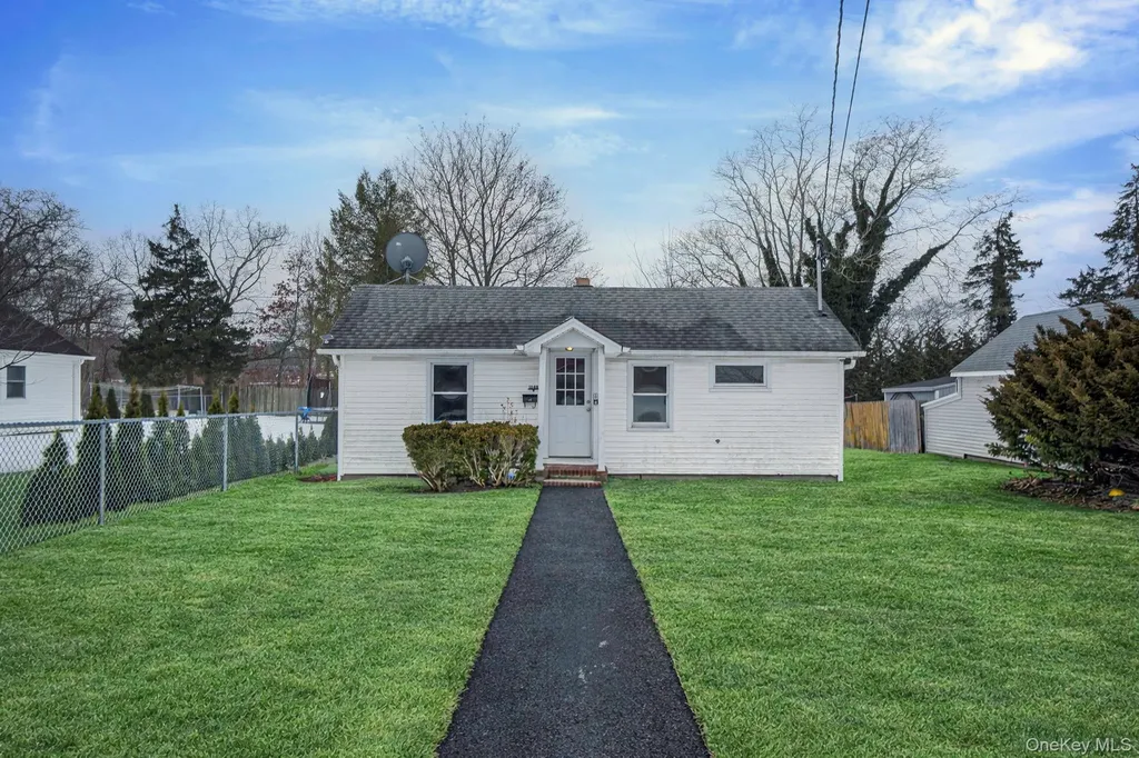 1049 Woodcrest Avenue Riverhead NY 11901