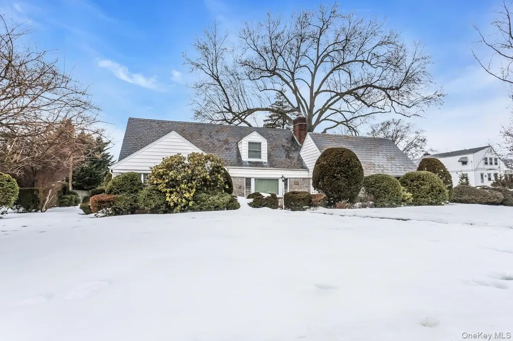 409 Titus Way East Williston NY 11596
