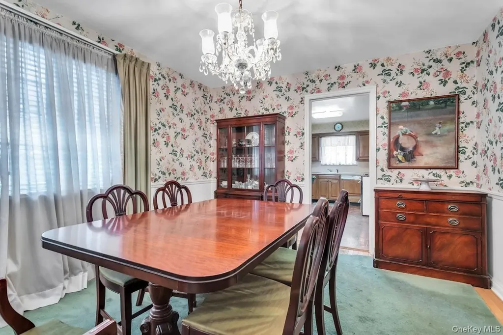 409 Titus Way East Williston NY 11596