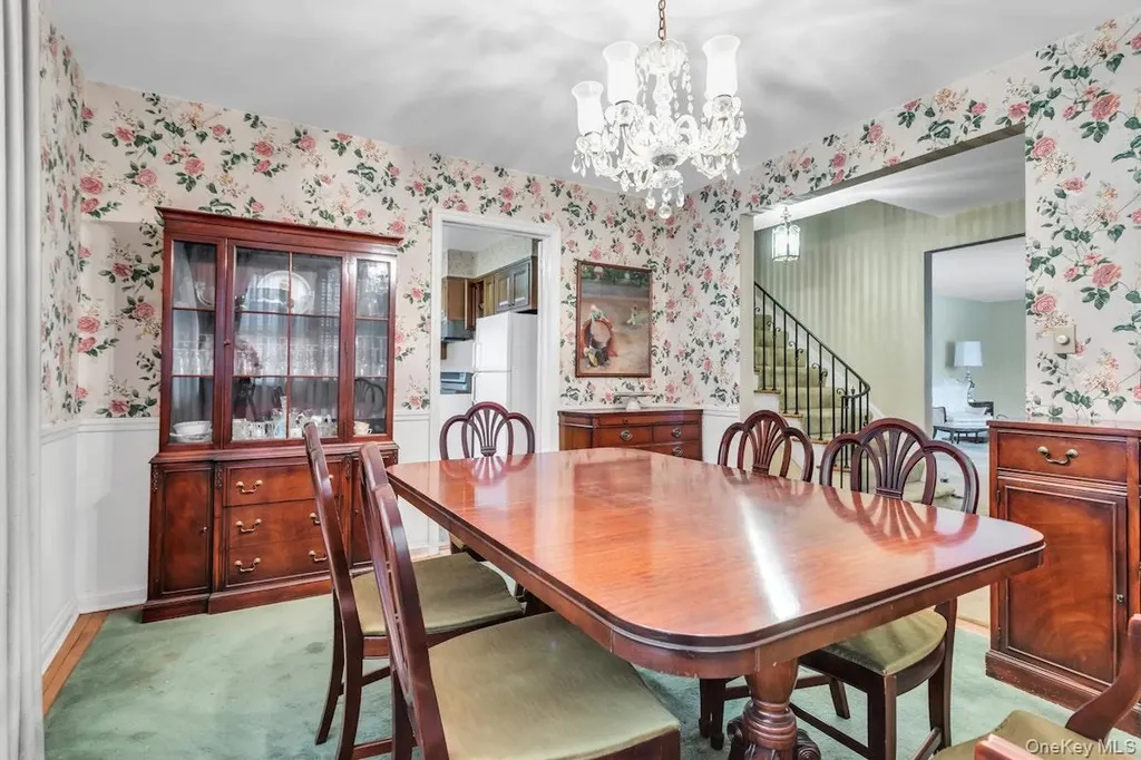 409 Titus Way East Williston NY 11596