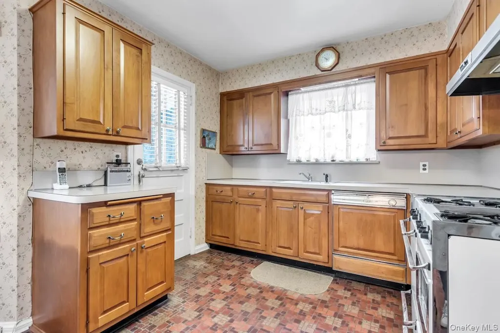 409 Titus Way East Williston NY 11596