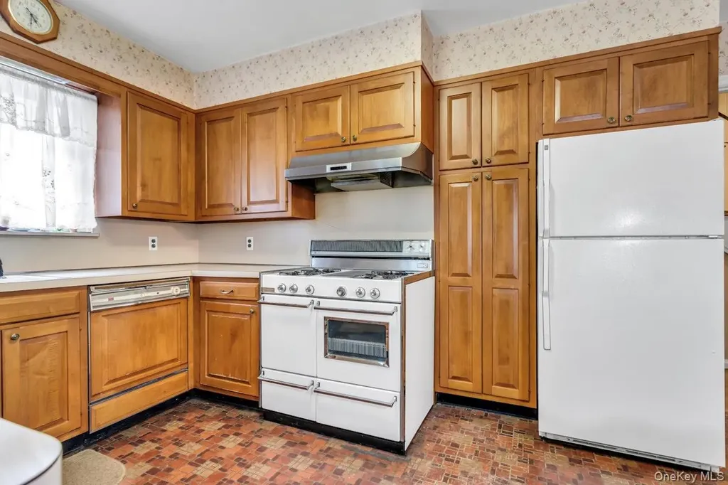 409 Titus Way East Williston NY 11596