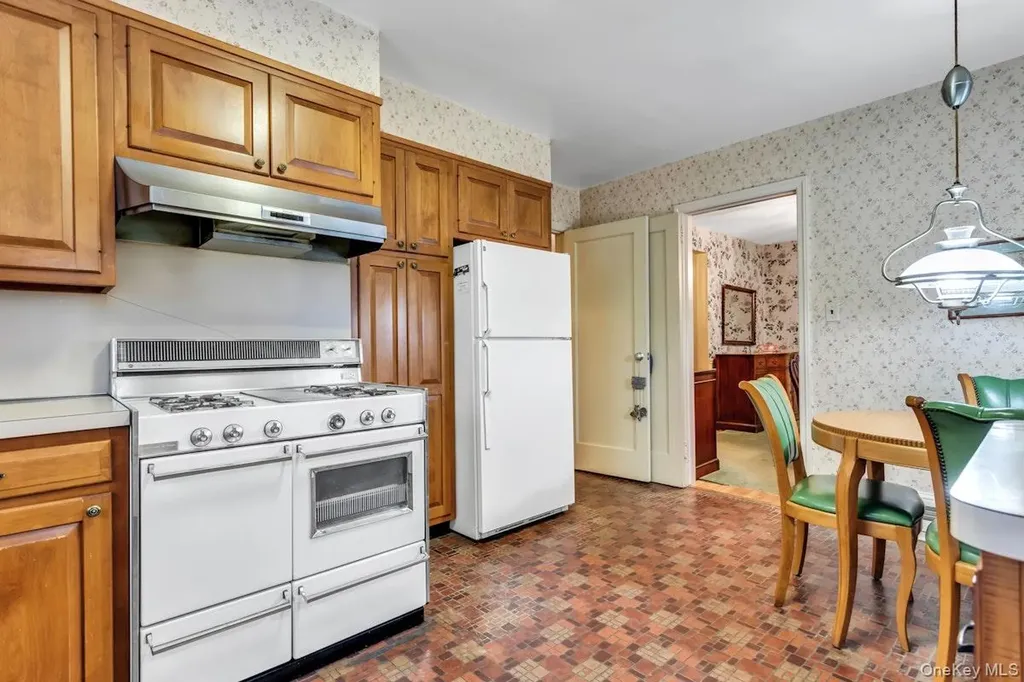 409 Titus Way East Williston NY 11596