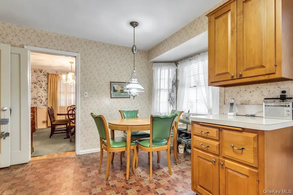 409 Titus Way East Williston NY 11596