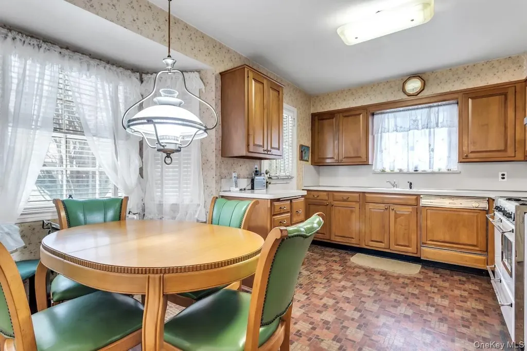 409 Titus Way East Williston NY 11596