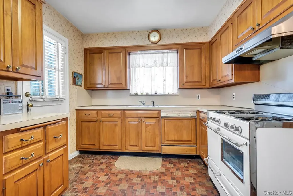 409 Titus Way East Williston NY 11596