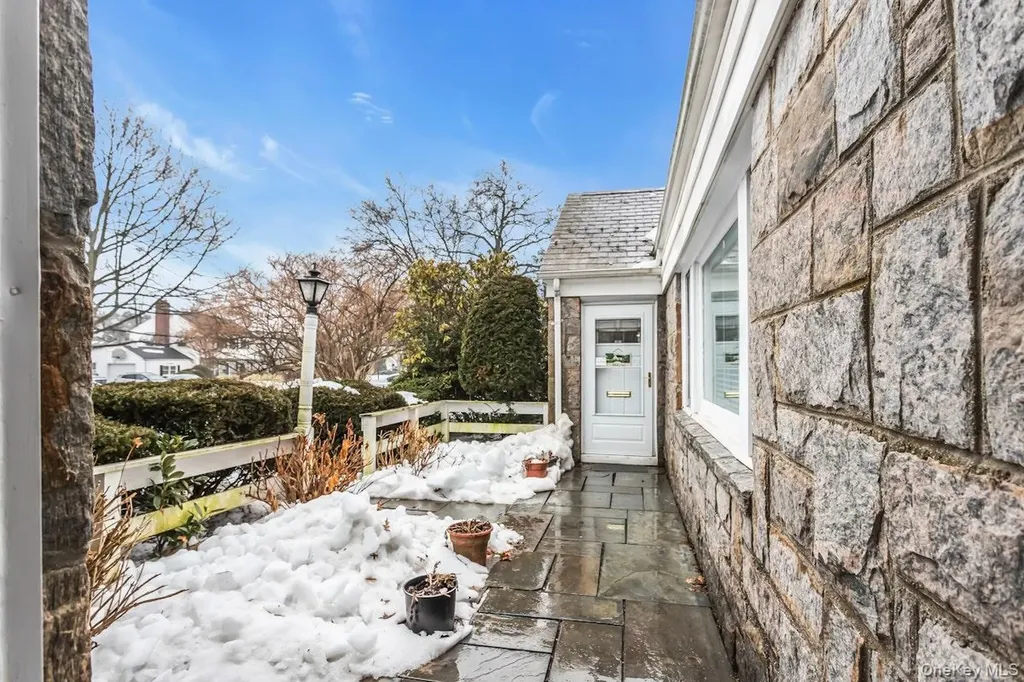 409 Titus Way East Williston NY 11596