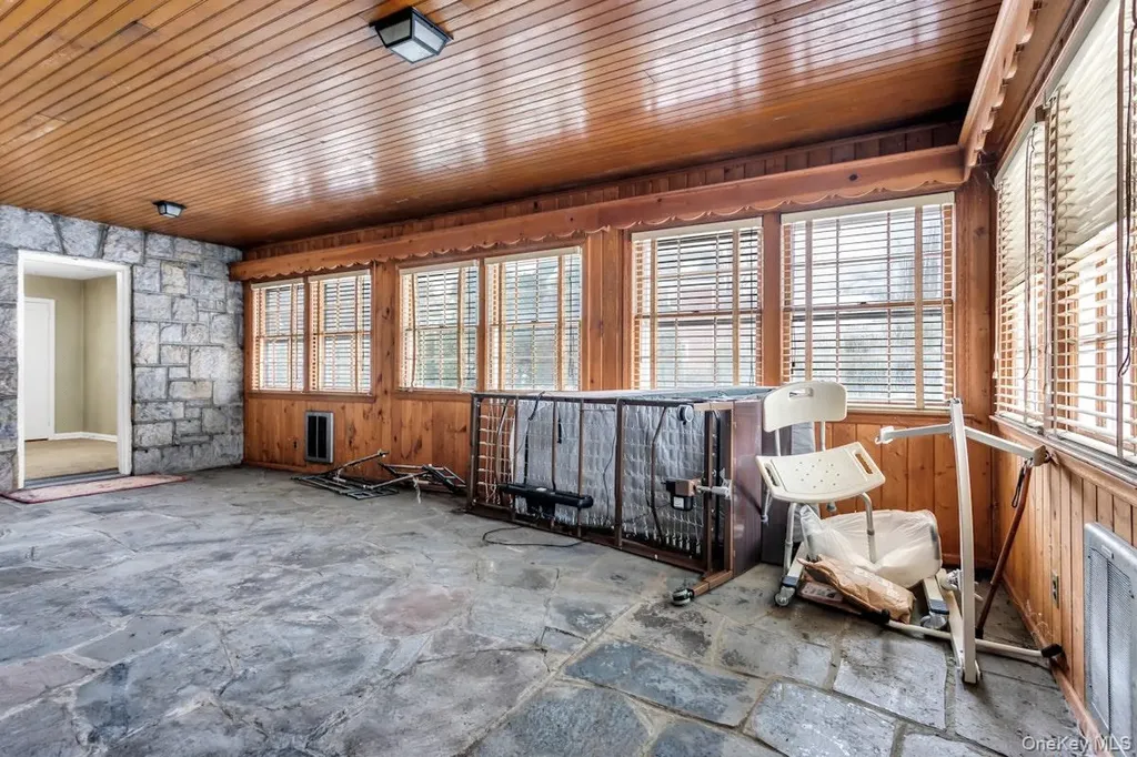 409 Titus Way East Williston NY 11596