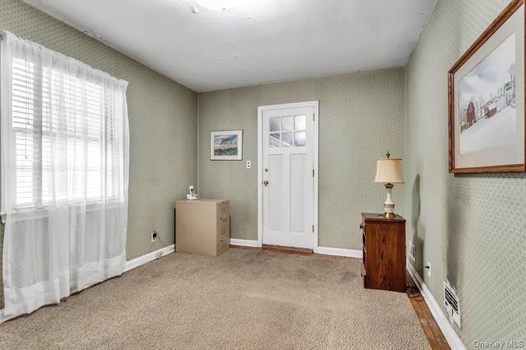 409 Titus Way East Williston NY 11596