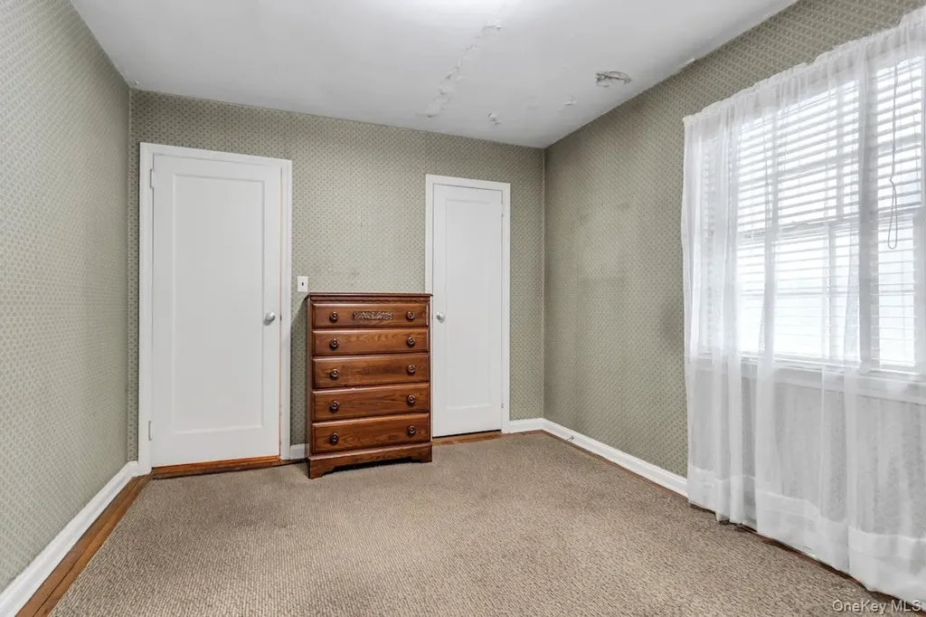 409 Titus Way East Williston NY 11596
